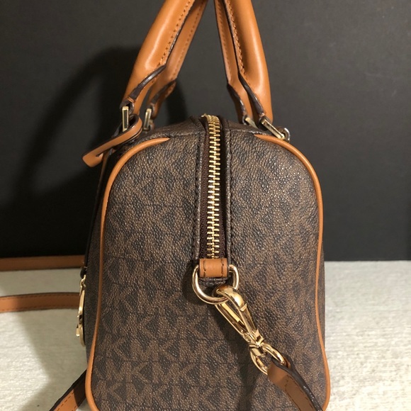 🎊 Michael Kors Signature Crossbody Bag 🎊 - Picture 3 of 11